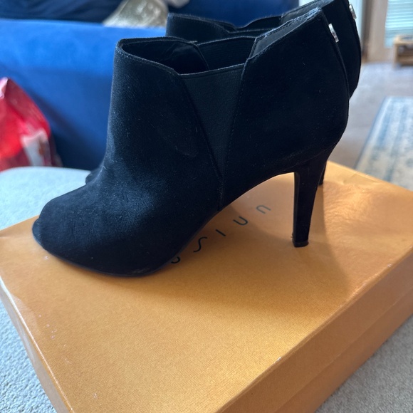 Black peep toe booties - Picture 2 of 5